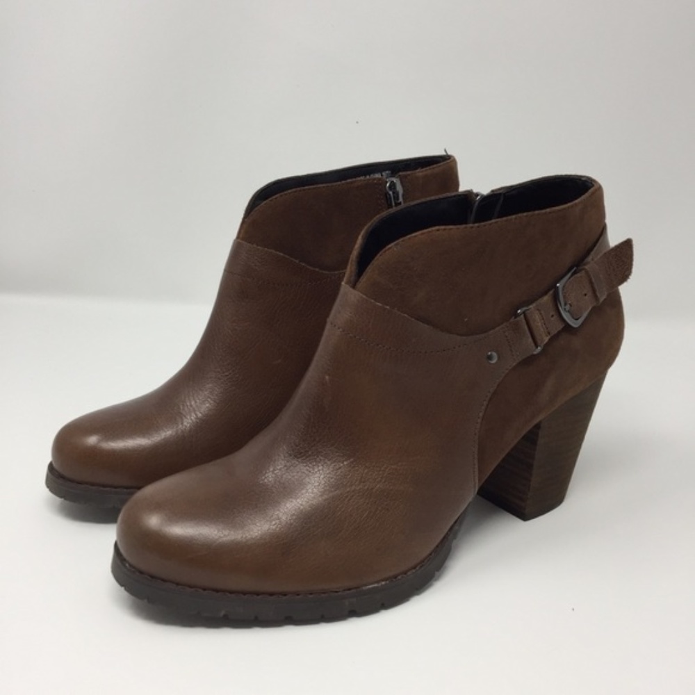 NWOT Clarks Artisan Leather 3” Heel Bootie Size 9